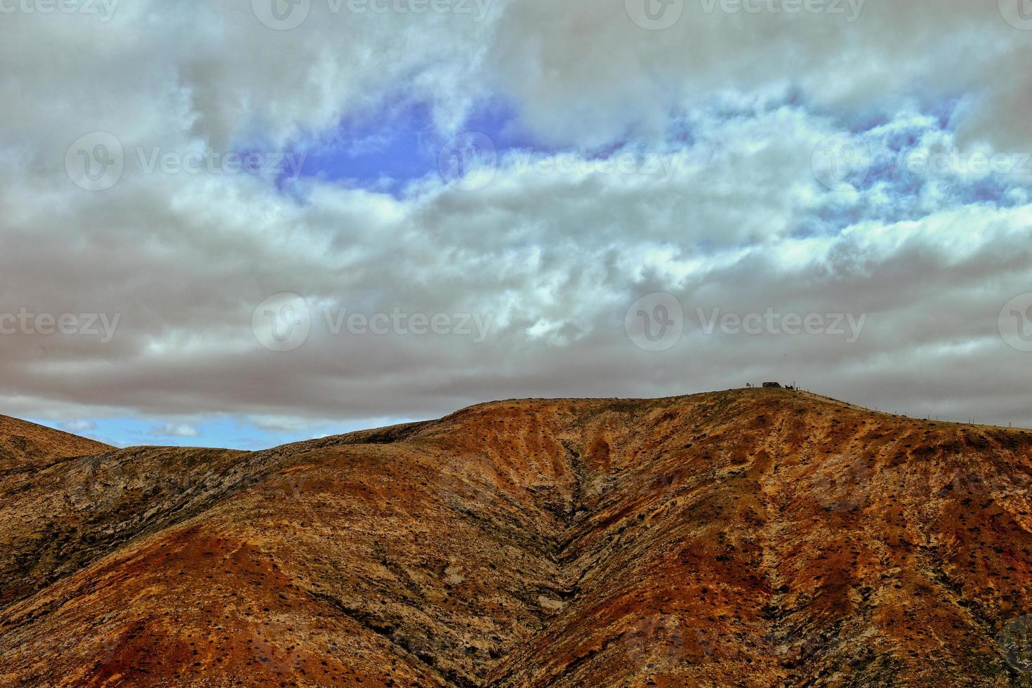 vacío misterioso montañoso paisaje desde el centrar de el canario isla Español fuerteventura con un nublado cielo foto