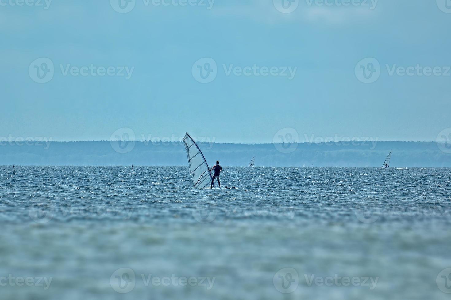 Windsurfing en el bahía de pucka en el báltico mar foto