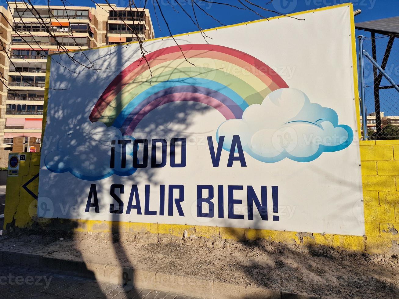 mural lettering in spanish everything will be fine with rainbow photo