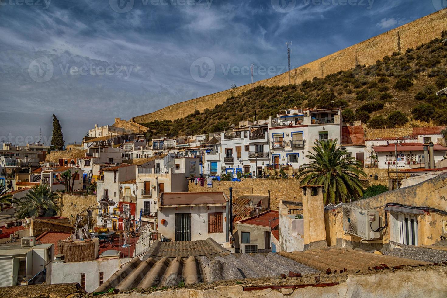 l histórico antiguo vistoso casas barrio Papa Noel cruz alicante España en un soleado día foto