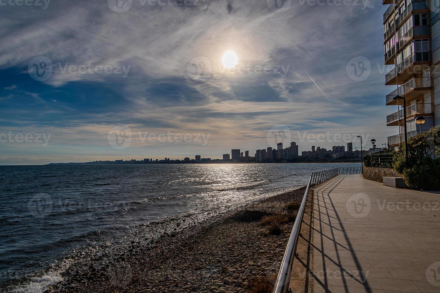 urbano paisaje de alicante España edificio en el paseo marítimo por el playa foto