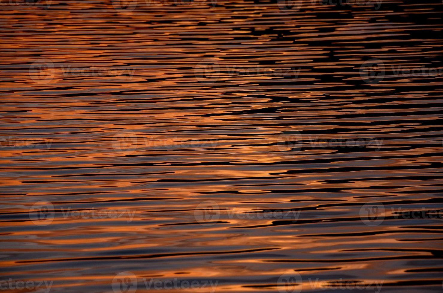 puesta de sol sobre el mar foto