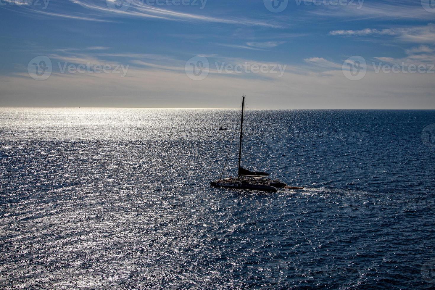 mar paisaje en un soleado día con azul cielo y agua y un navegación Embarcacion foto