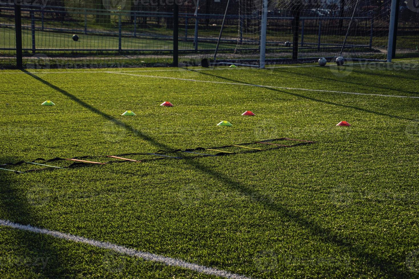 formación fútbol americano tono con artificial verde césped y formación SIDA iluminado por el tarde Dom foto