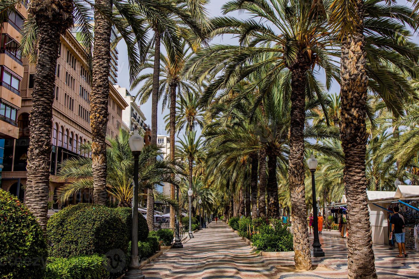 famoso original playa arcada en alicante España en un calentar verano día foto