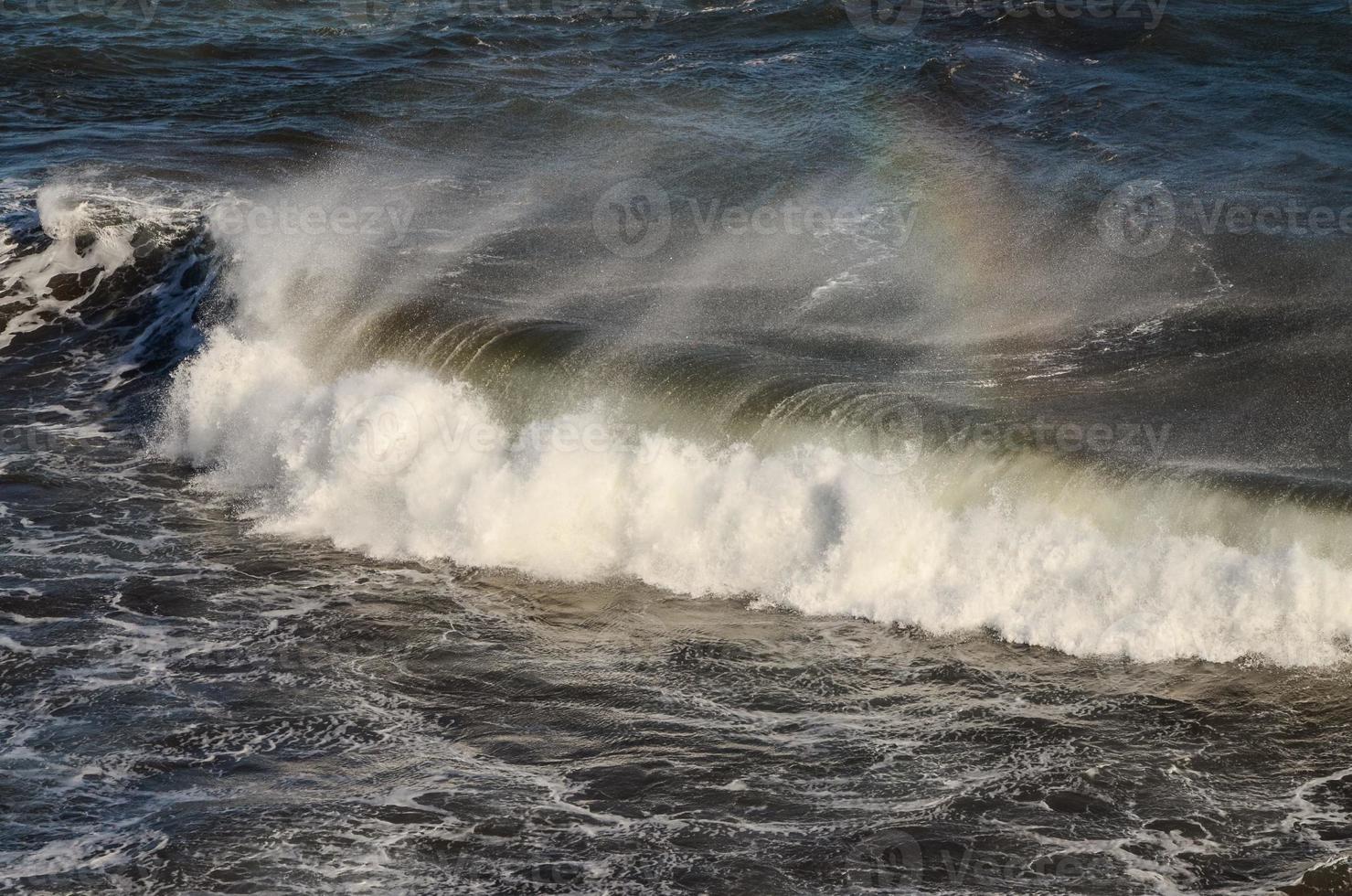 enormes olas del mar foto