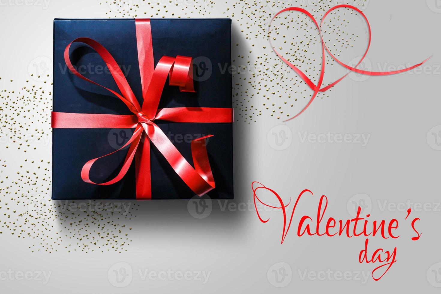 negro regalo caja con rojo cinta en antecedentes. fiesta concepto, San Valentín día. Felicidades antecedentes foto