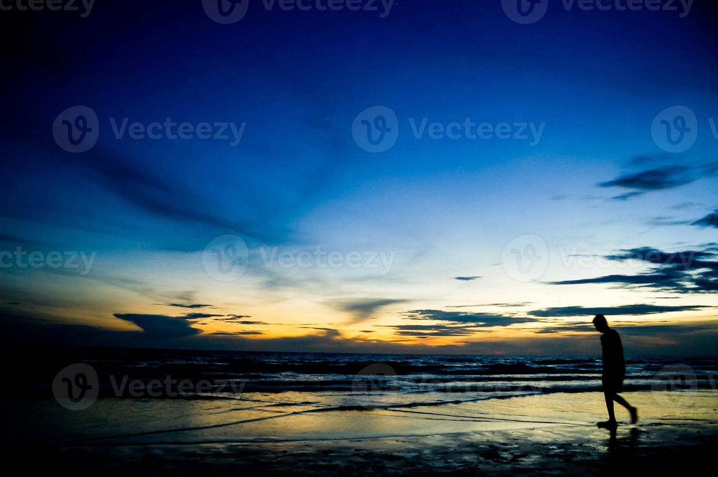 puesta de sol sobre el mar foto