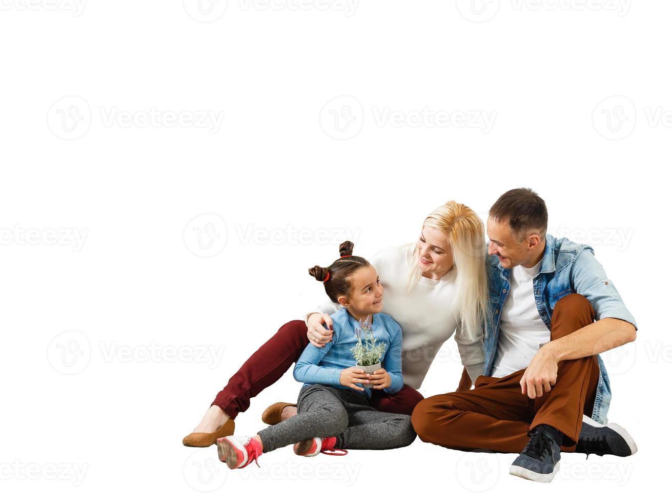 contento familia. padre, madre y niños. terminado blanco antecedentes foto