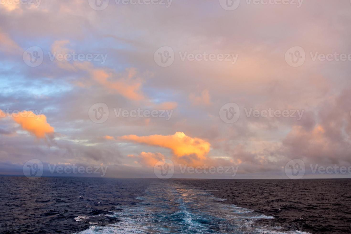 puesta de sol sobre el mar foto