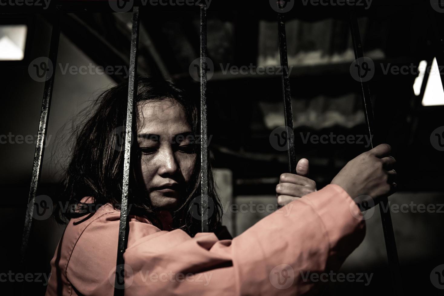 retrato de mujeres desesperadas por atrapar la prisión de hierro, el concepto de prisionero, la gente de tailandia, la esperanza de ser libres, si violan la ley serían arrestados y encarcelados. foto