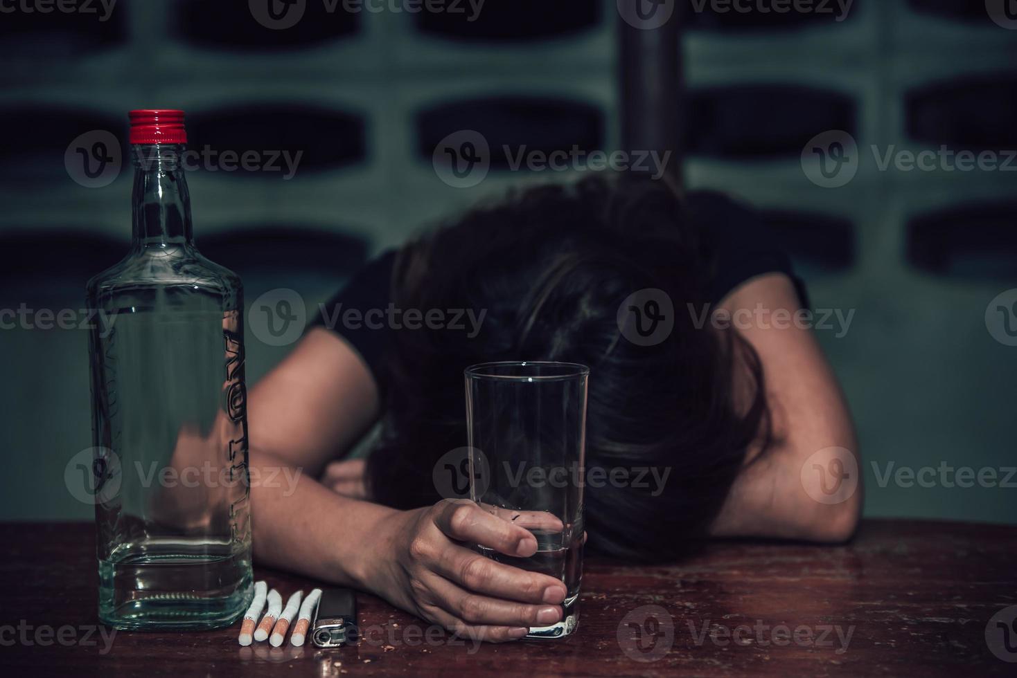 asiático mujer bebida vodka solo a hogar en noche tiempo,tailandia gente,estrés mujer borracho concepto foto