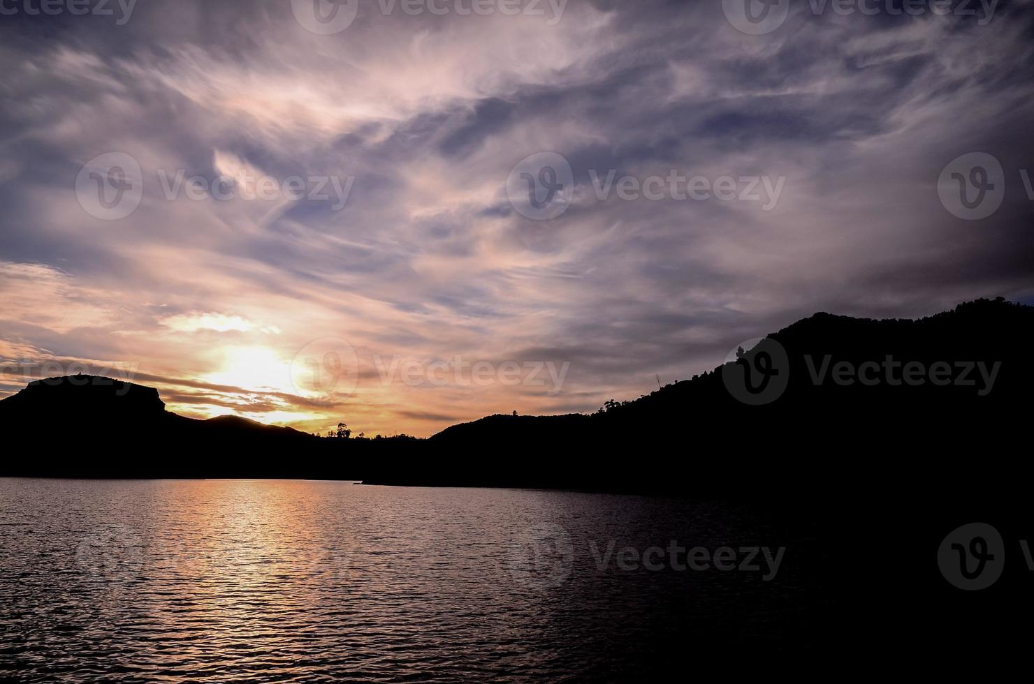 cielo colorido al atardecer foto