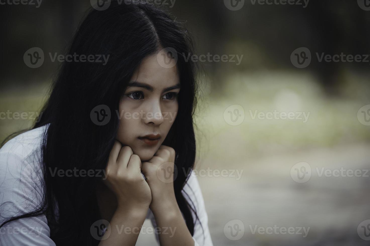 hermosa tailandés mujer muy triste desde no correspondido amarla repensar y pensar terminado acerca de amor, vendimia estilo,oscuro tono, roto corazón asiático niña foto