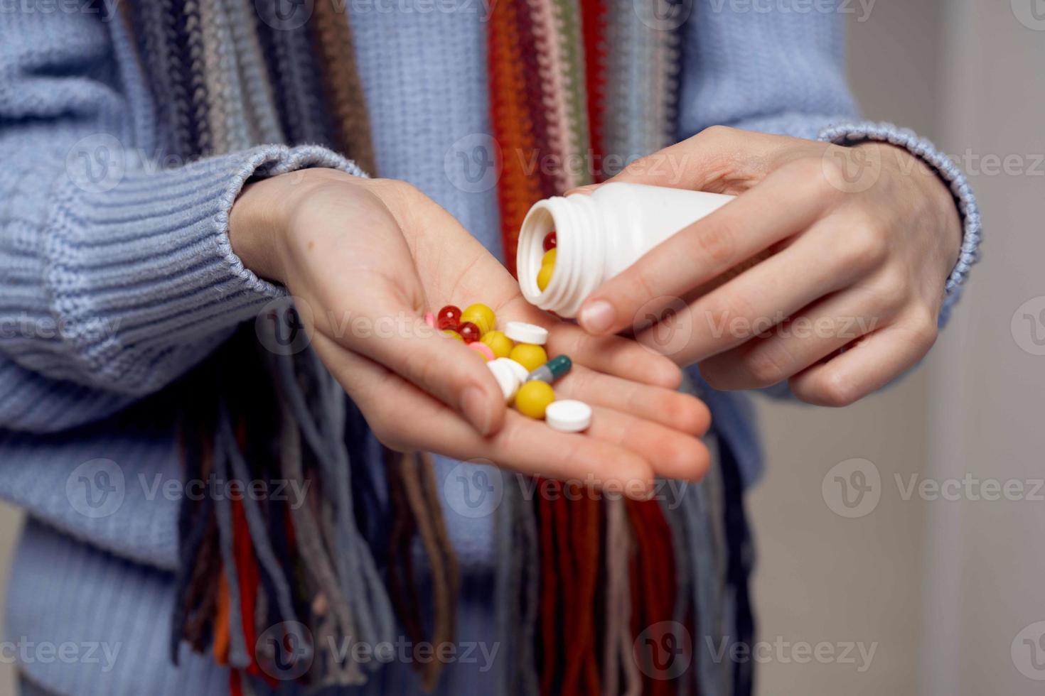 Pelirrojo mujer cuello bufanda pastillas en mano aislado antecedentes foto