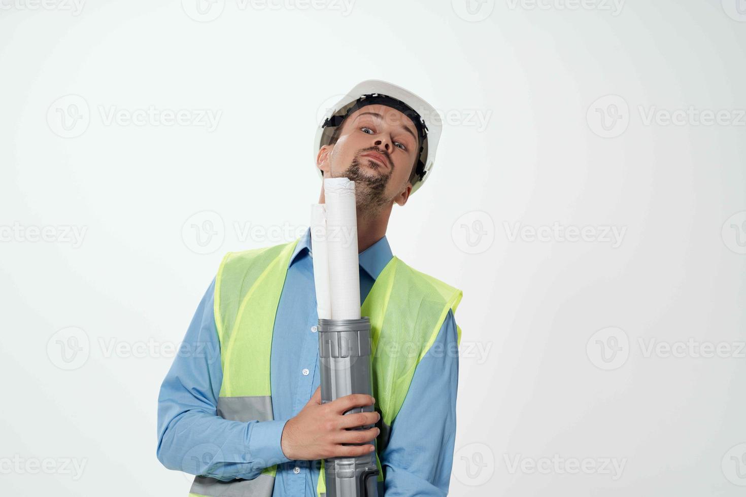 hombre en construcción uniforme planos constructor trabajando profesión foto