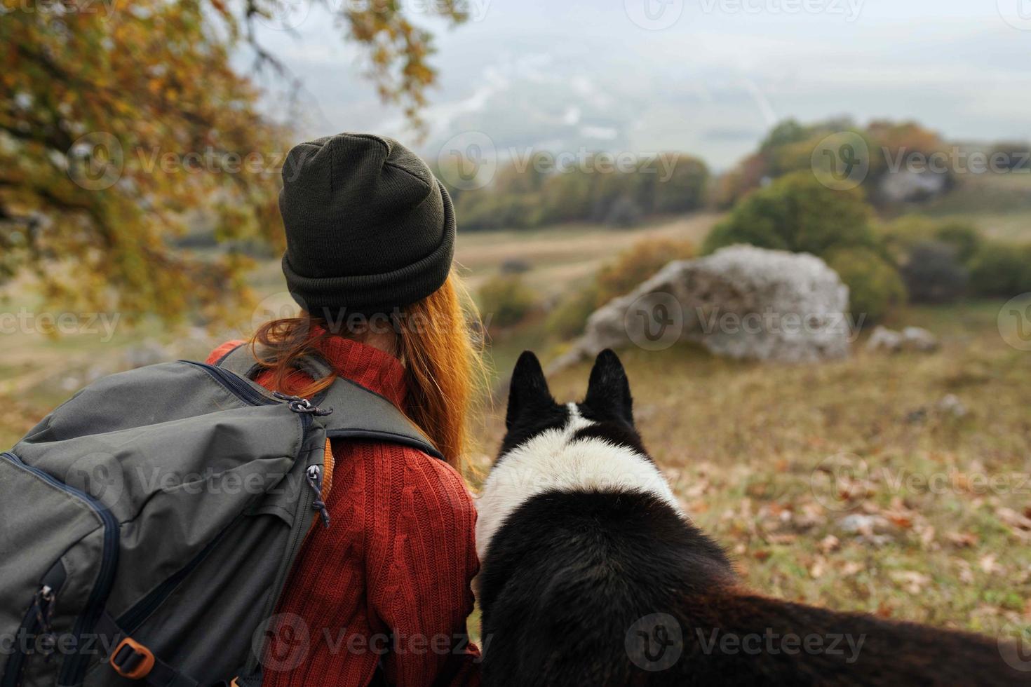mujer caminante caminando el perro en el montañas naturaleza viaje paisaje foto