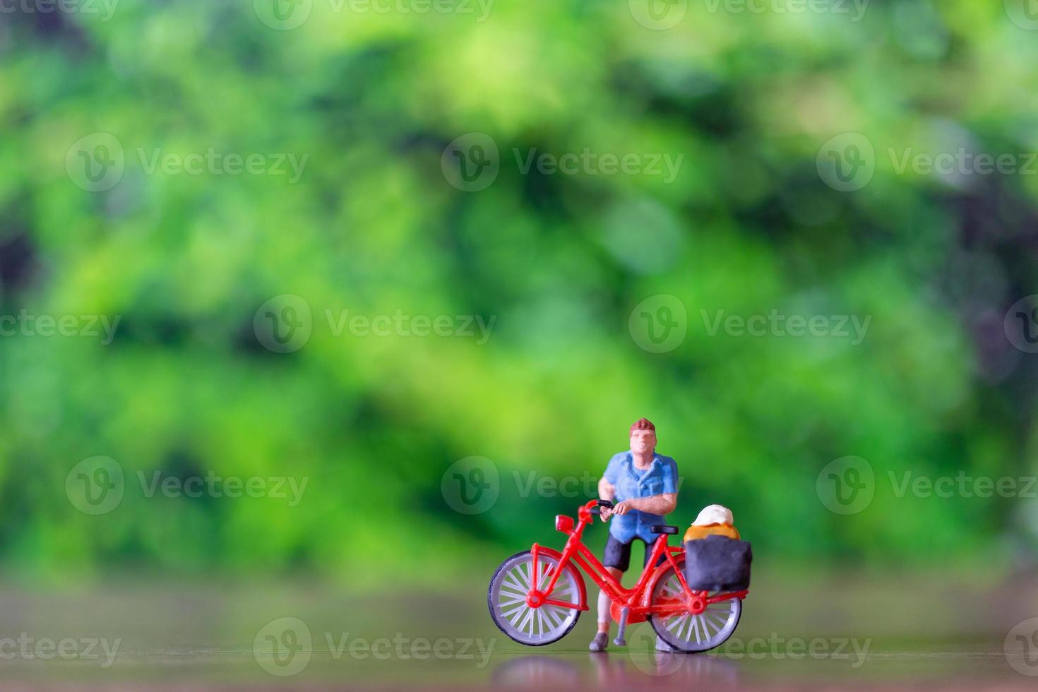 miniatura personas en pie con bicicleta, mundo bicicleta día concepto foto