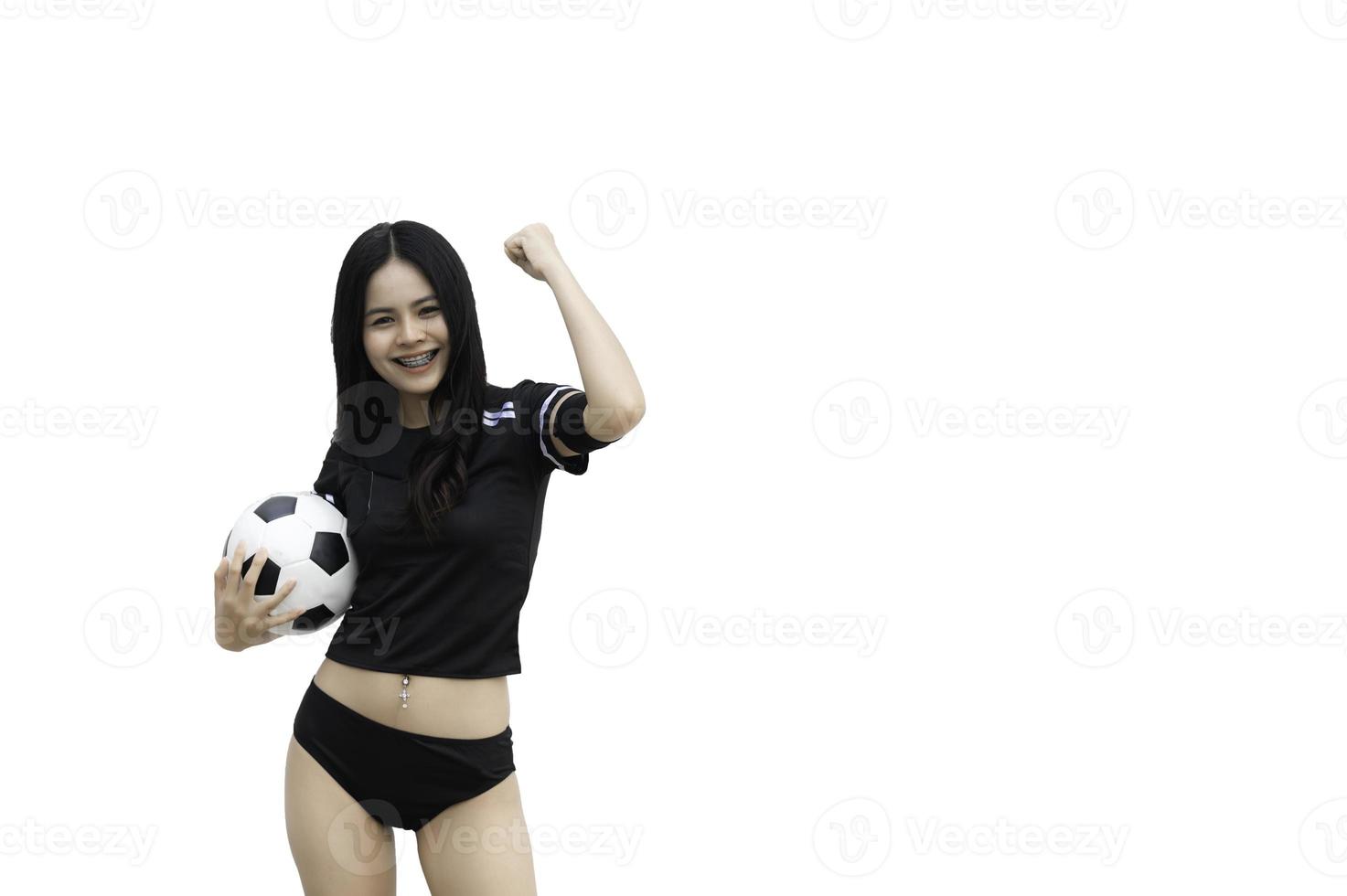 joven y hermosa mujer asiática viste a un jugador de fútbol animando el deporte, las hinchas femeninas animan el juego de fútbol foto