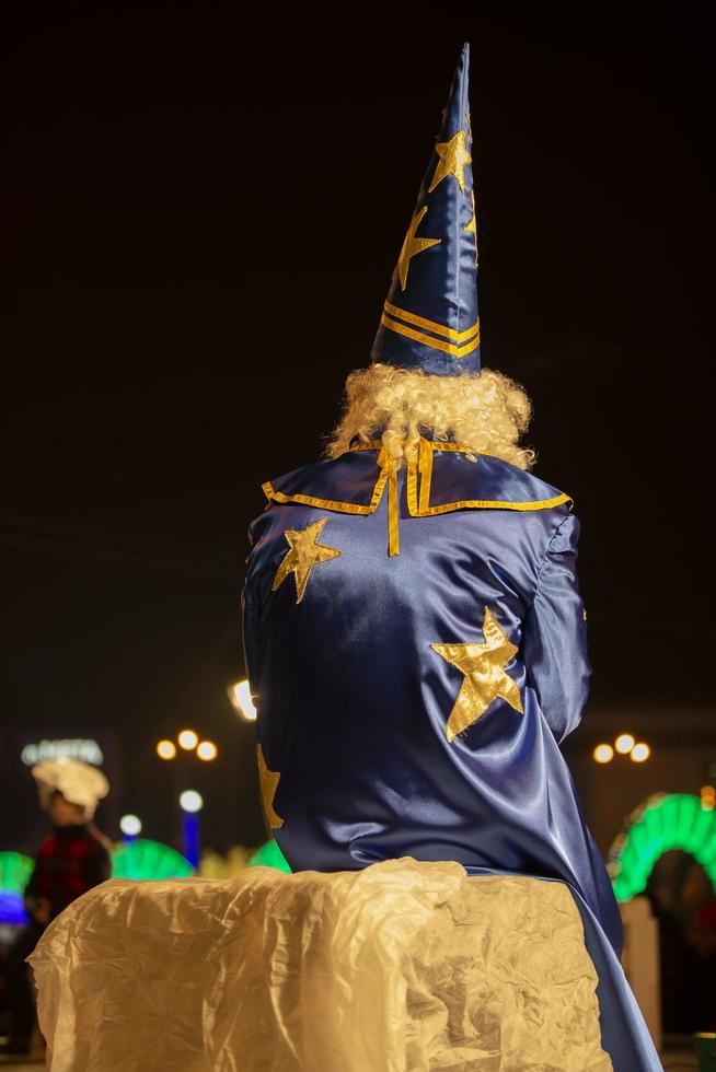 bielorrusia, el ciudad de gomil, diciembre 10, 2019. el fiesta de Encendiendo el Navidad arbol.a hombre en un mago traje. astrólogo. foto