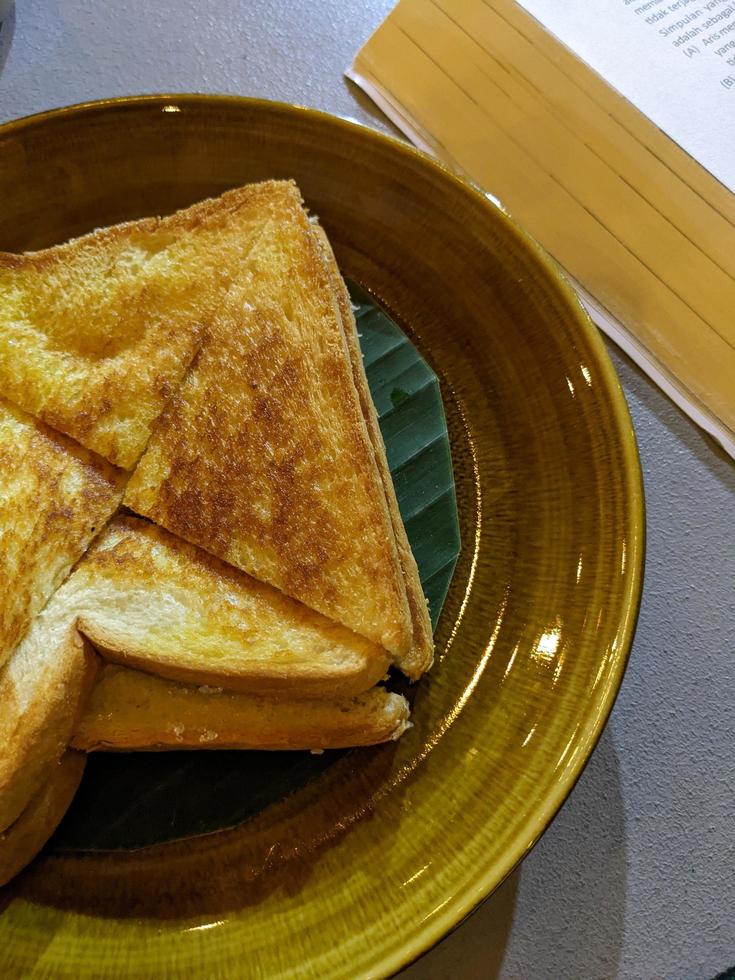 cerca arriba foto de asado un pan con marrón azúcar y chocolate mermelada. el foto es adecuado a utilizar para comida fondo, póster y comida contenido medios de comunicación.