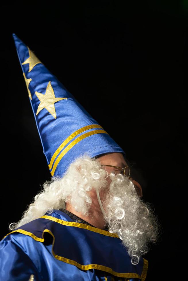 bielorrusia, el ciudad de gomil, diciembre 10, 2019. el fiesta de Encendiendo el Navidad arbol.a hombre en un mago traje. astrólogo. foto
