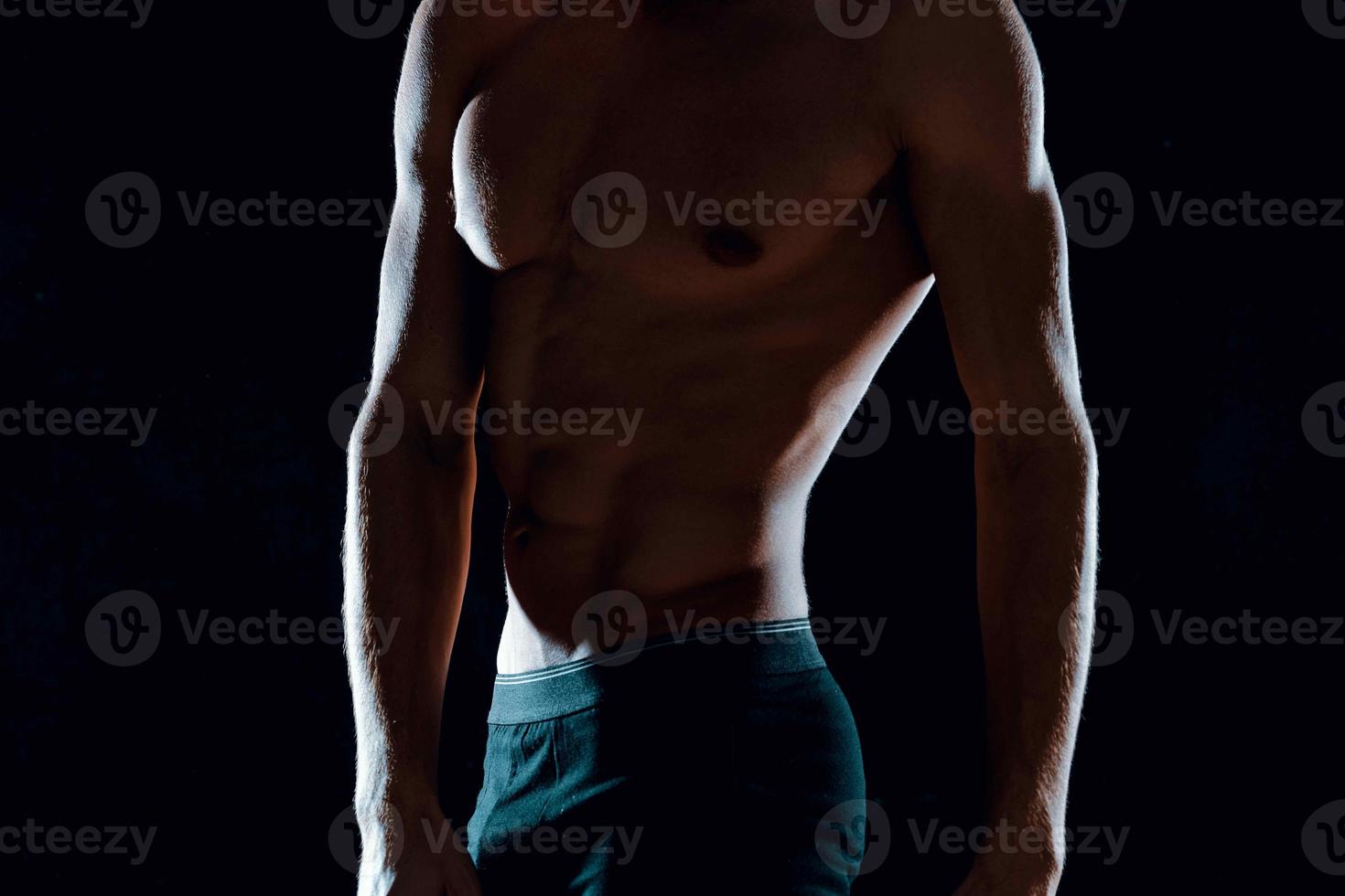 hombre en negro bragas musculoso cuerpo rutina de ejercicio gimnasio foto