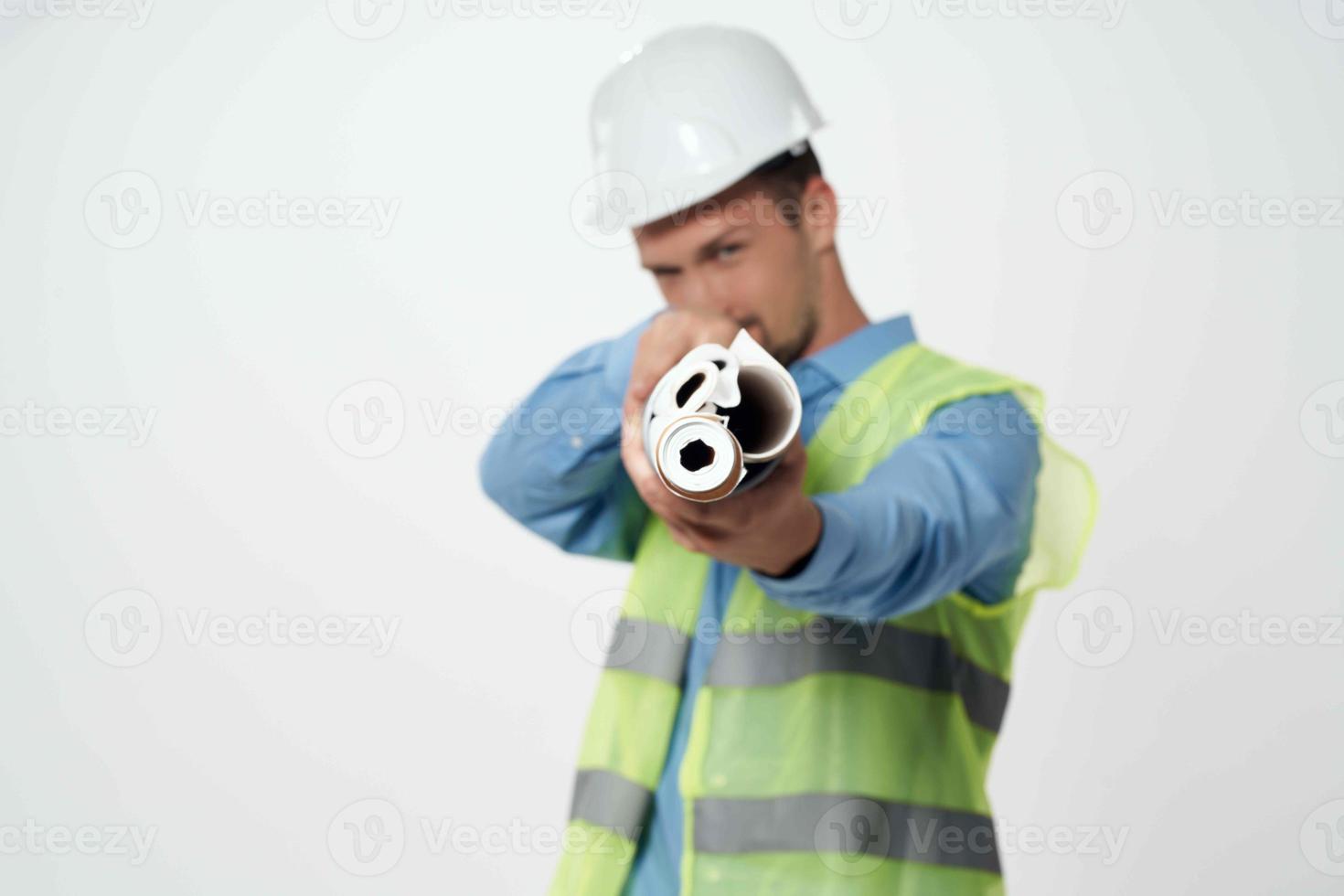 hombre en blanco casco planos constructor trabajando profesión foto