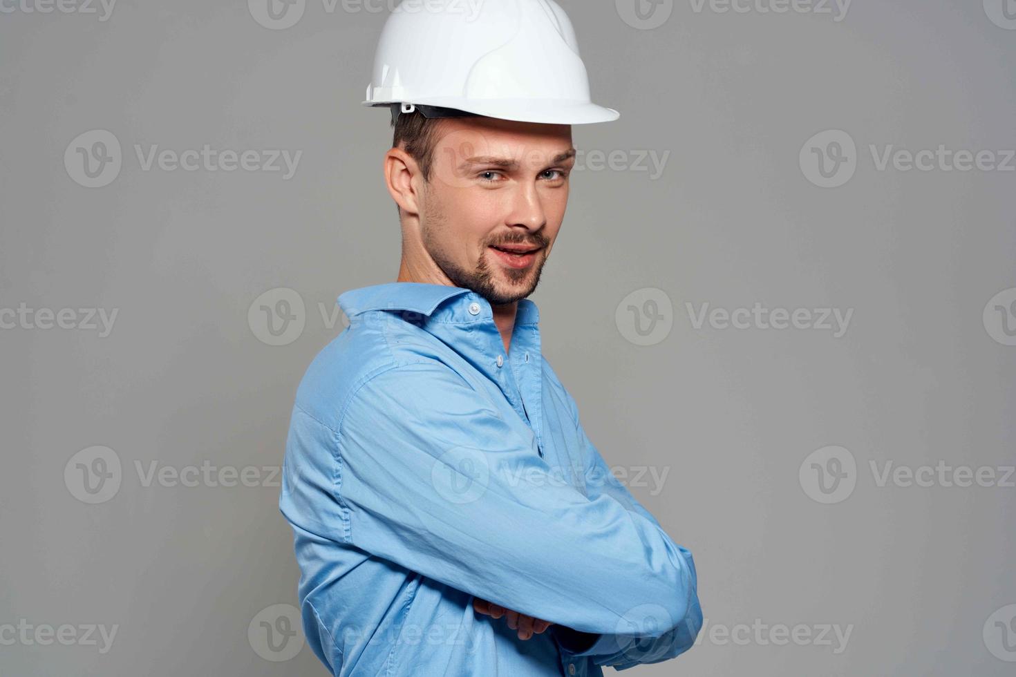 trabajador masculino ingeniero en blanco casco emociones profesional foto