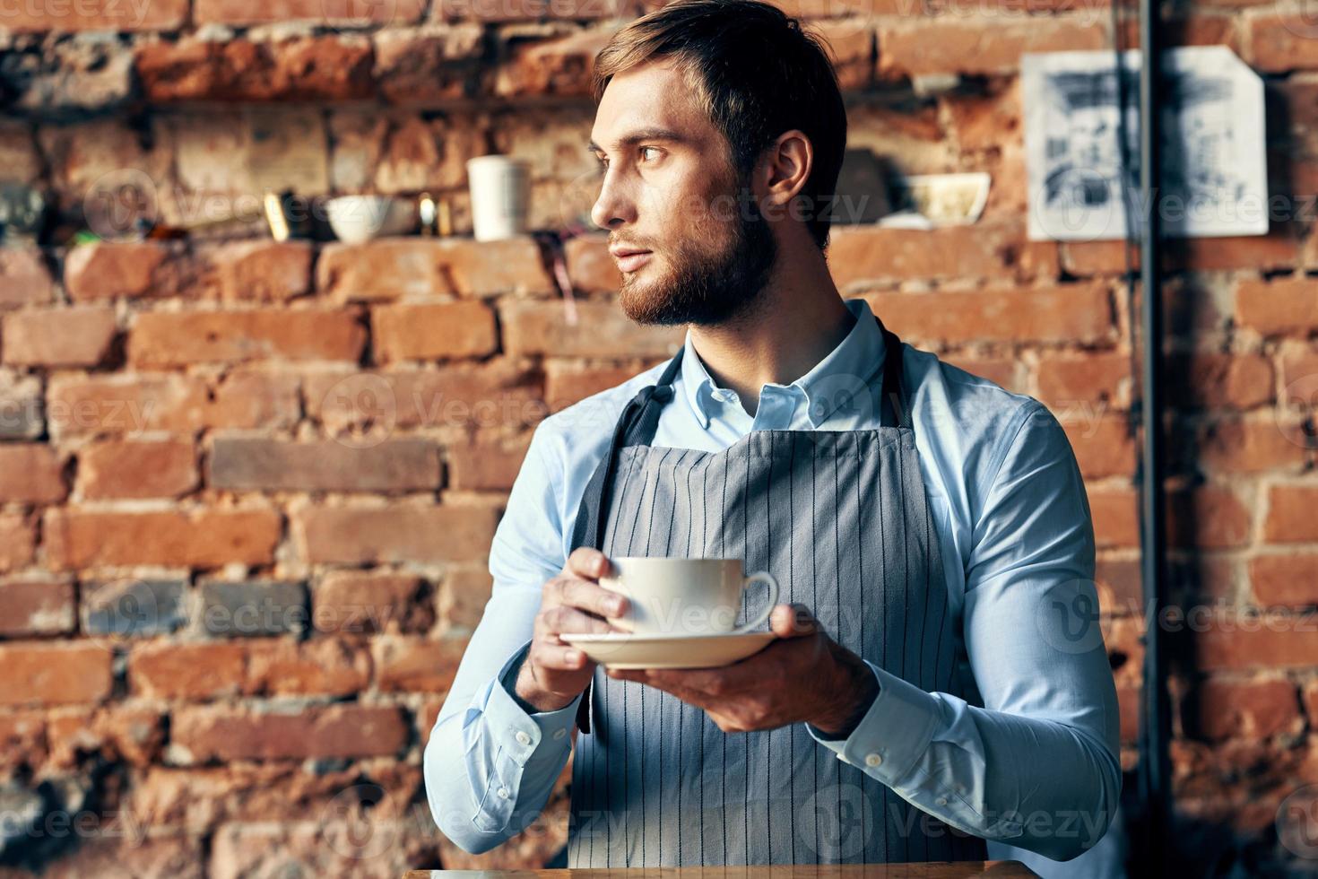 masculino camarero delantal café taza profesional trabajo estilo de vida foto
