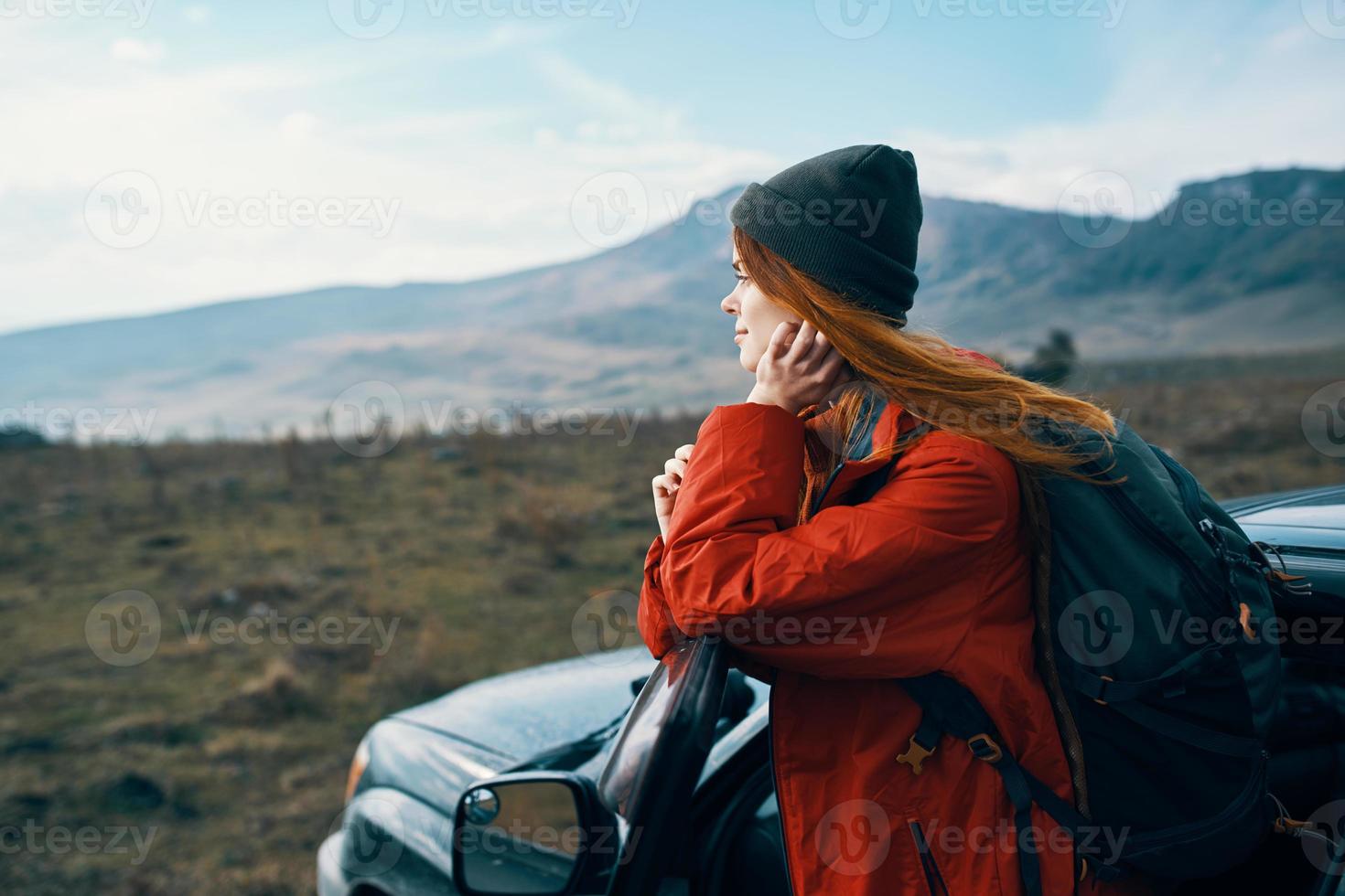 mujer caminante viaje mochila coche montañas paisaje foto