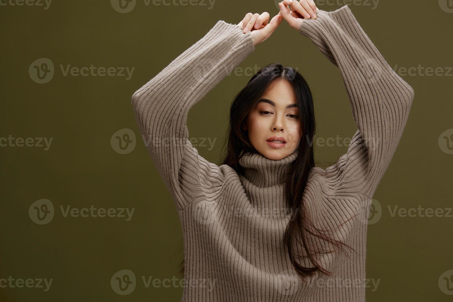 morena en un suéter posando sonrisa ropa Moda aislado antecedentes foto