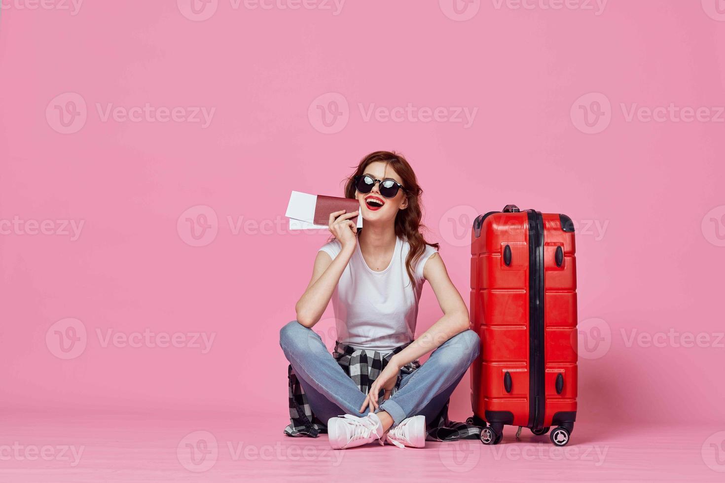 mujer turista rojo maleta divertido viaje vacaciones foto