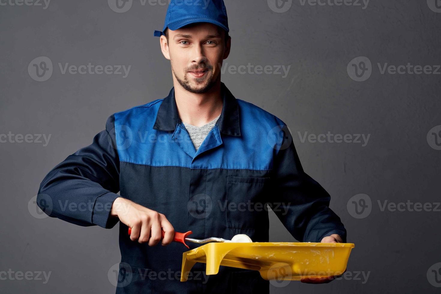 masculino pintor rodillo pintar reparar en el habitación foto