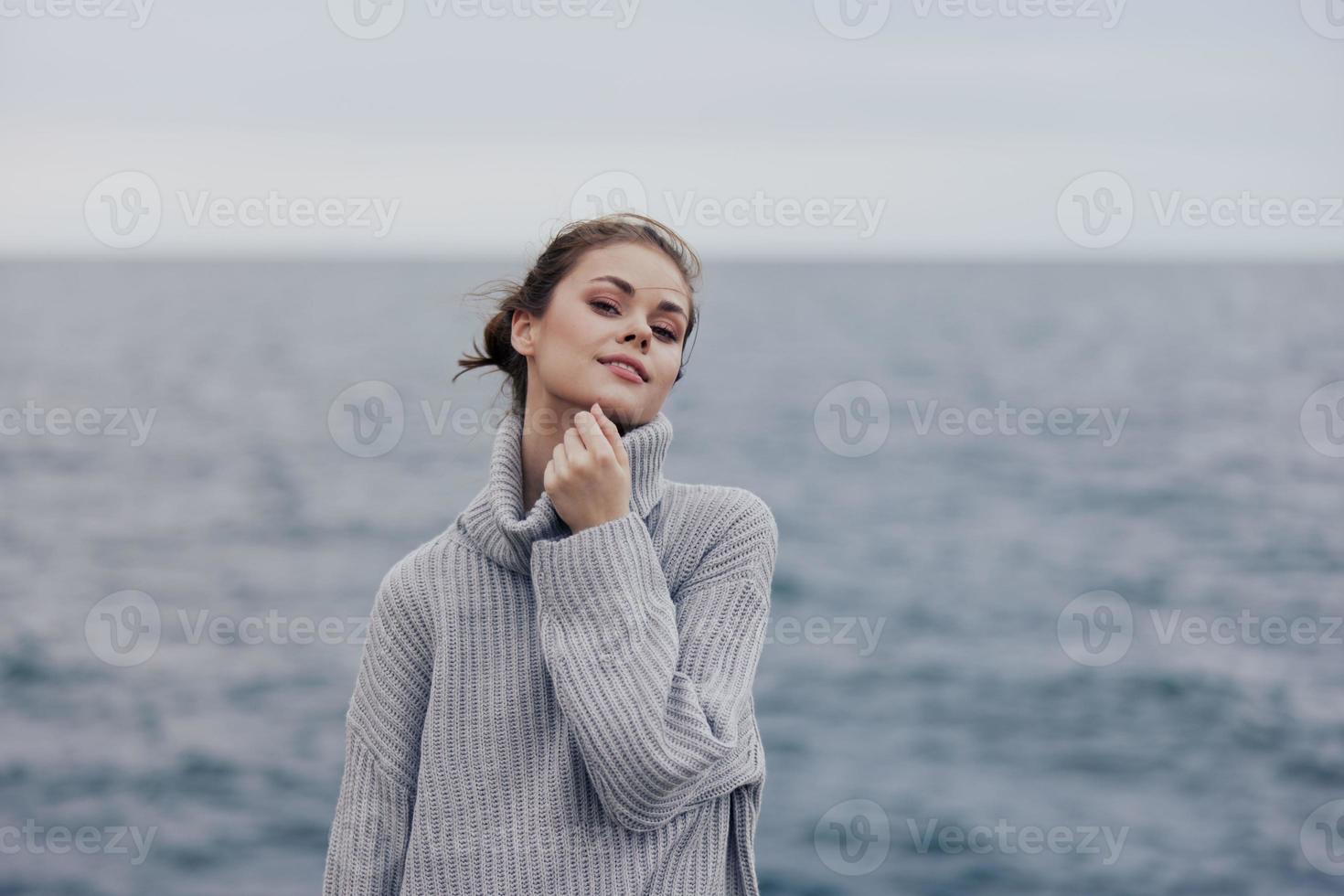 retrato de un mujer naturaleza rocas costa paisaje Oceano estilo de vida foto