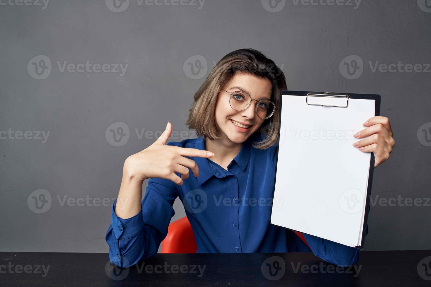 mujer con lentes sentado a el mesa documentos recortado ver Copiar espacio foto