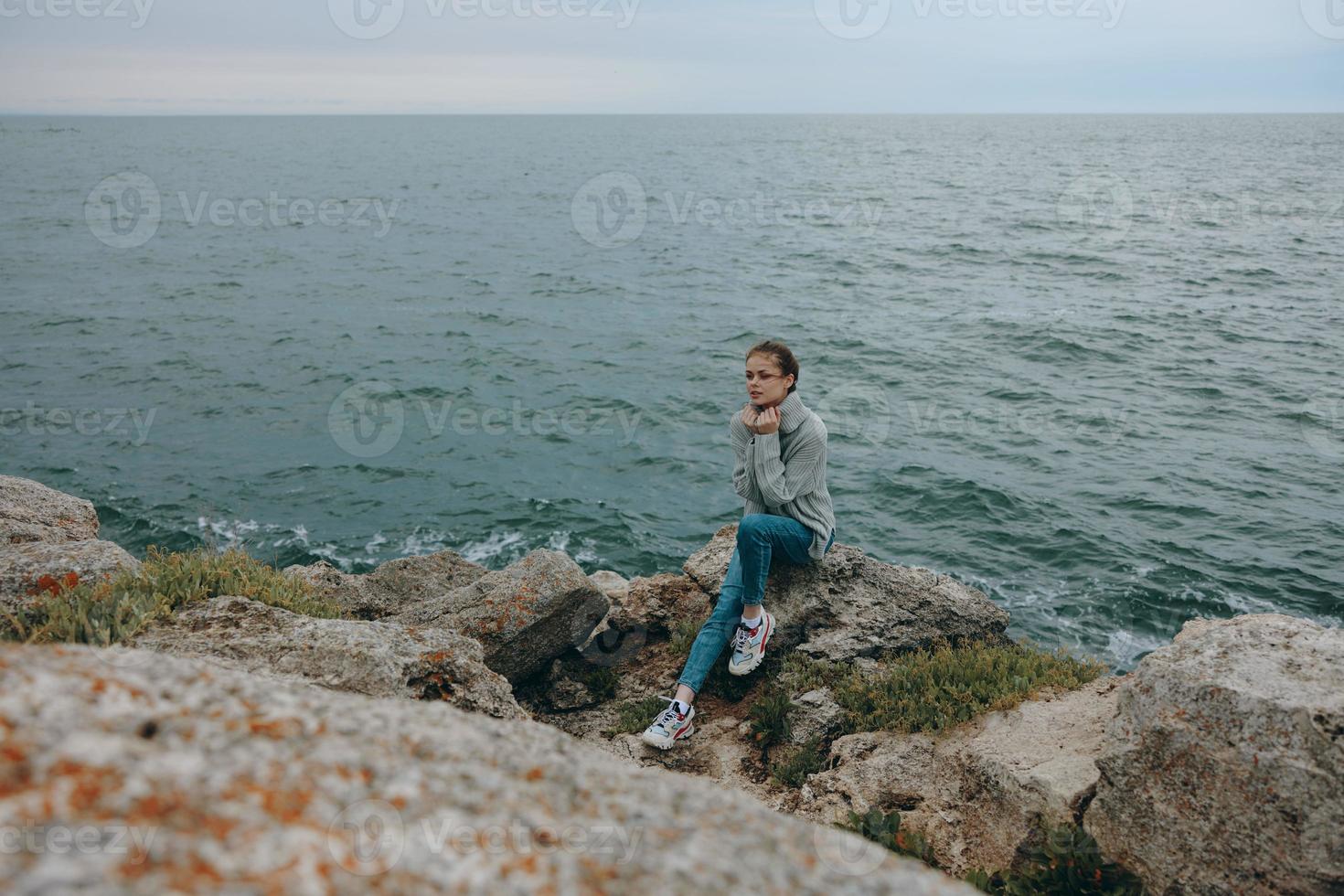 mujer naturaleza rocas costa paisaje Oceano relajación concepto foto