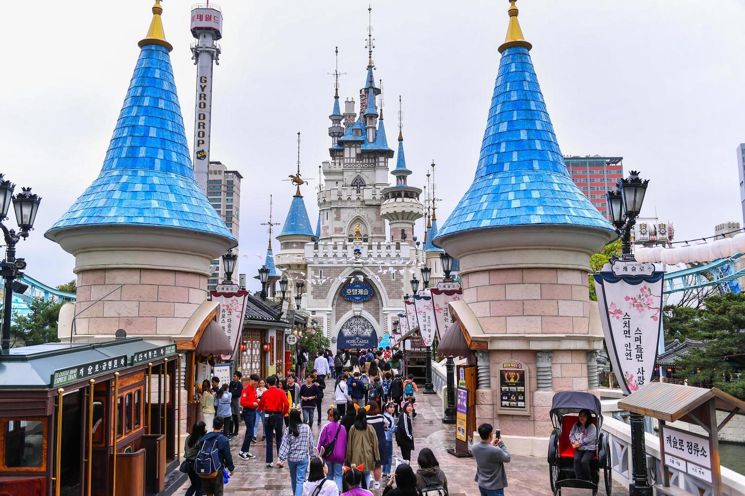 seúl, sur Corea - abr 24, 2019-el magia tierra de lotte mundo tema parque. lotte mundo es un mayor recreación complejo en seúl, sur Corea. foto