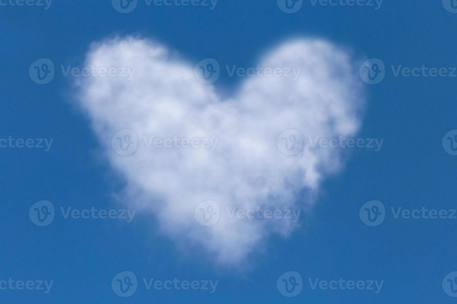 enamorado hecho de nube en un azul cielo foto