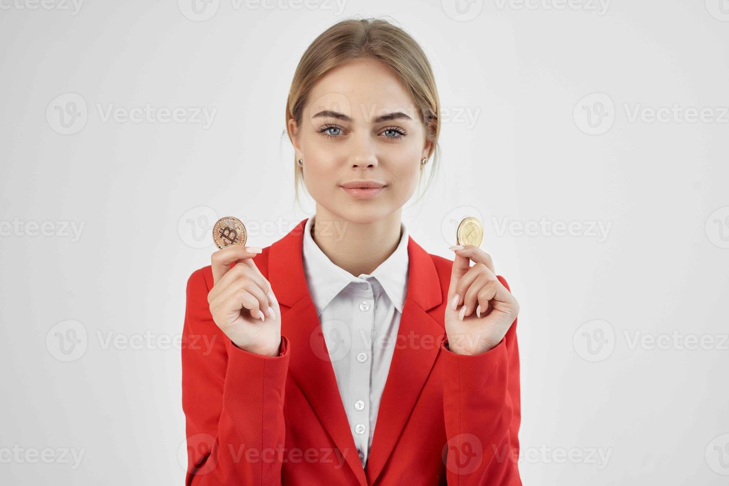 mujer de negocios rojo chaqueta virtual dinero economía aislado antecedentes foto