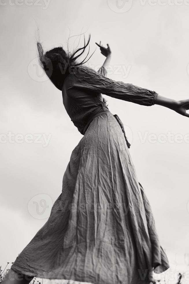 bonito mujer largo peinado en al aire libre Boda vestir elegante estilo foto