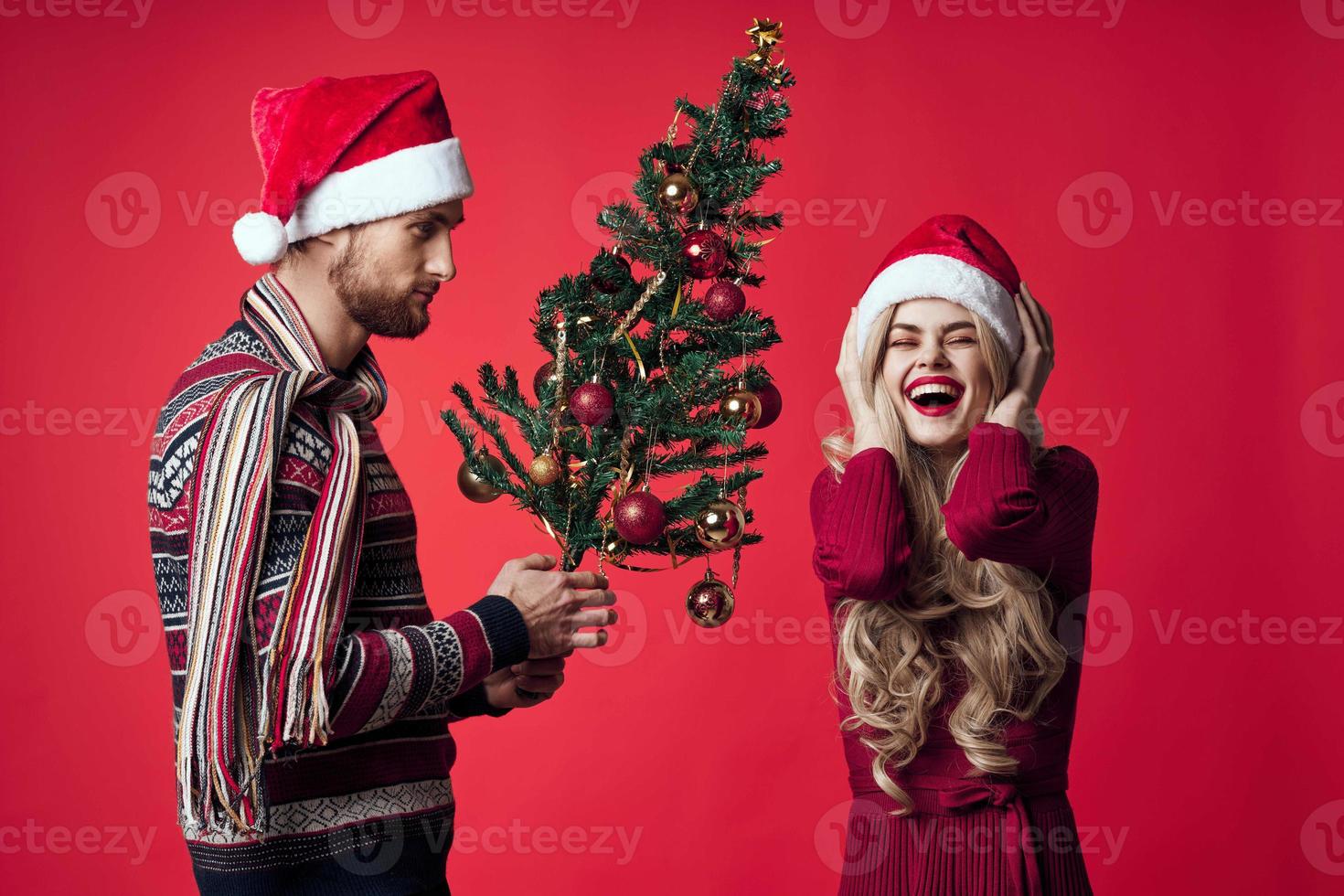 alegre casado Pareja Navidad regalos nuevo año rojo antecedentes foto