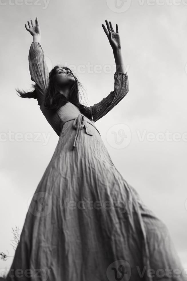 hermosa mujer largo peinado en al aire libre Boda vestir negro y blanco foto