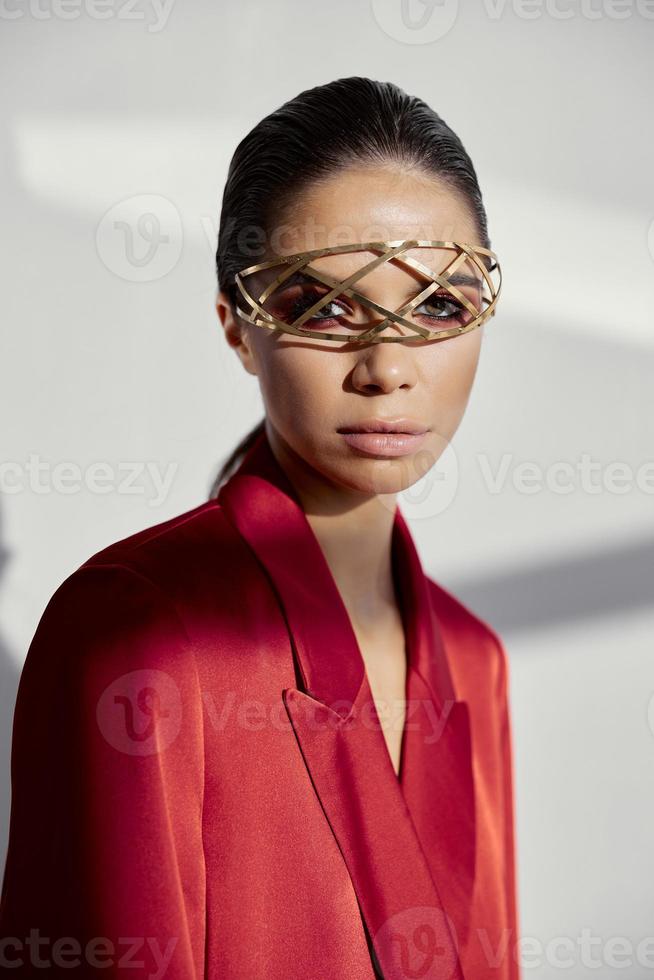 Extravagante dama con cara decoración y rojo seda tela chaqueta foto