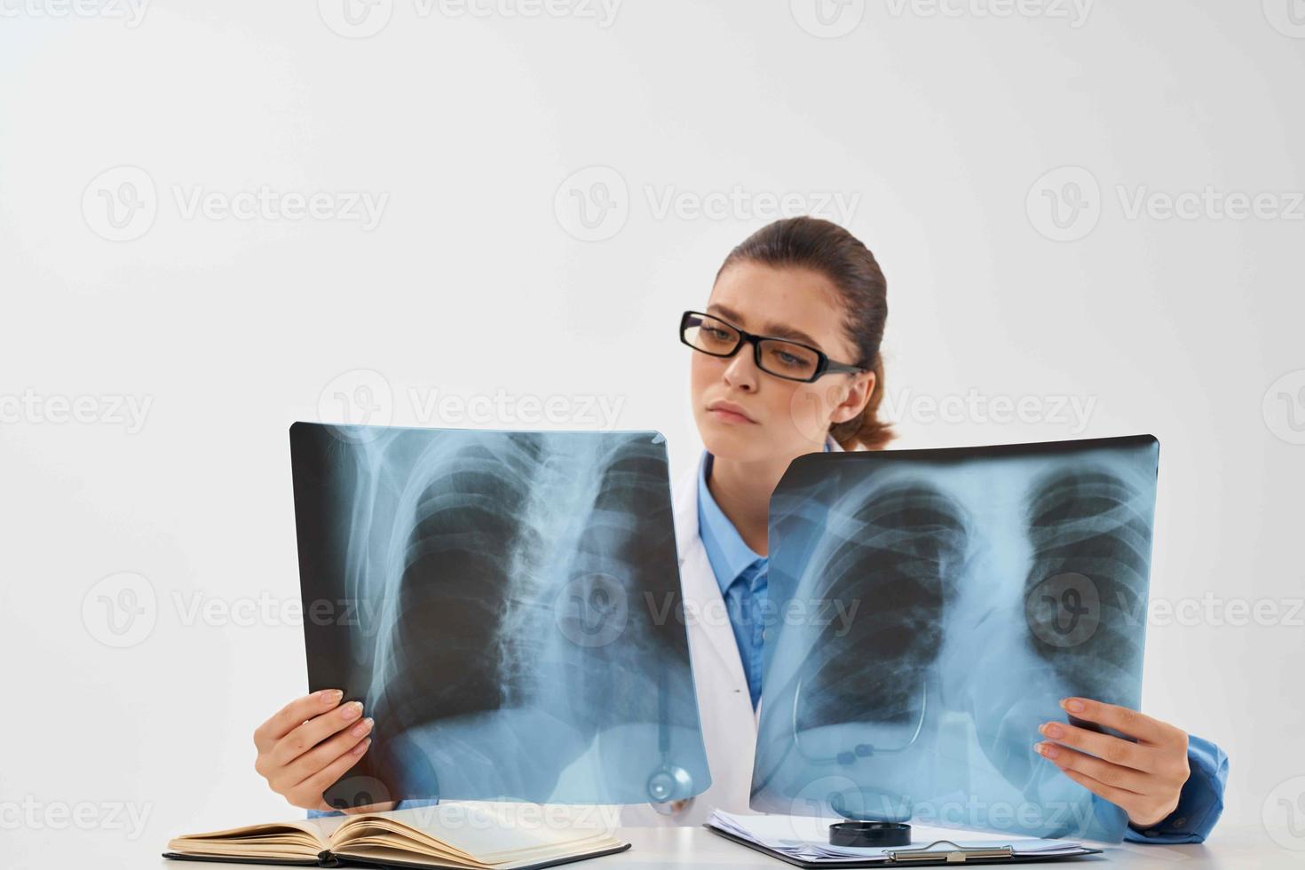 radiólogo en el clínica salud diagnósticos radiografía foto