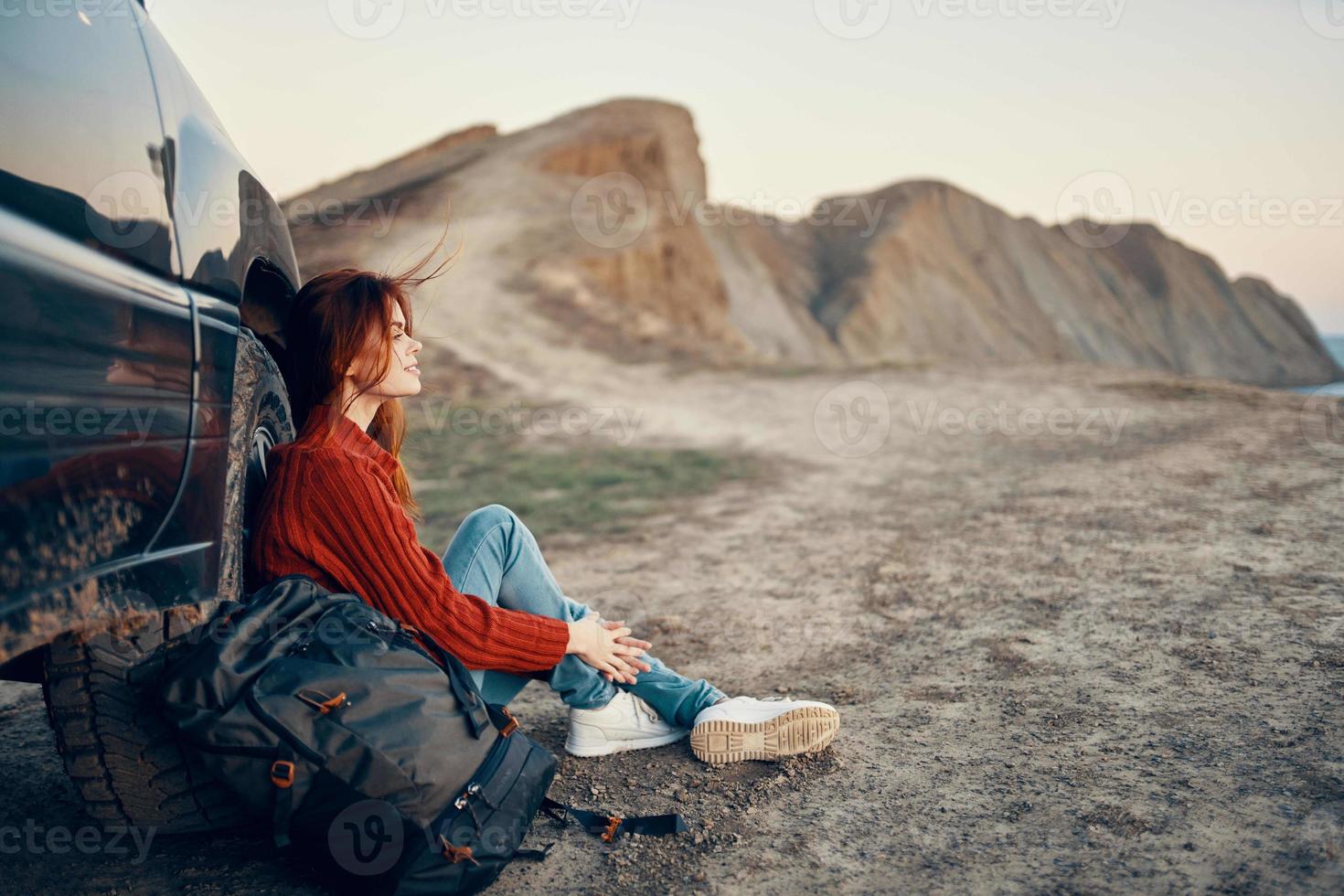 mujer al aire libre cerca coche viaje transporte vacaciones foto