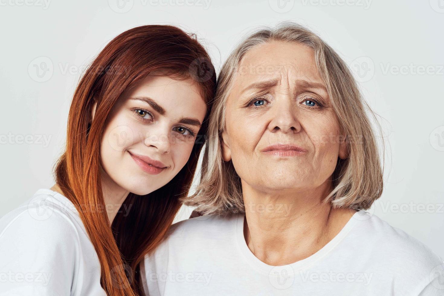 nieta y abuela son en pie siguiente a familia amor estudio foto