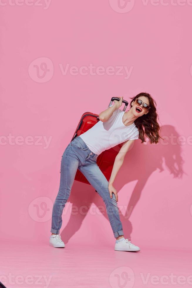 mujer turista rojo maleta divertido viaje vacaciones foto