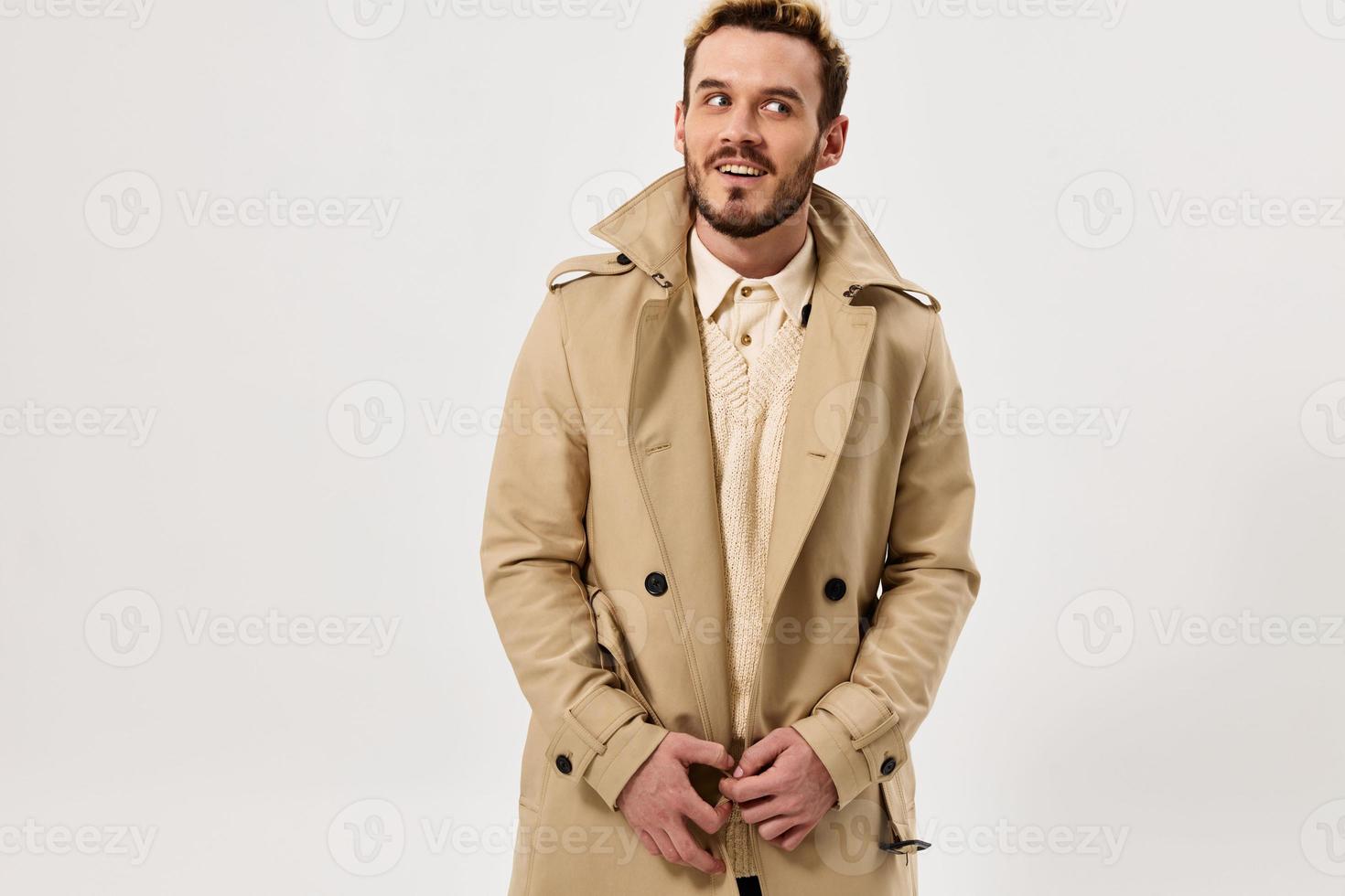 hombre en beige Saco emociones estudio moderno estilo aislado antecedentes foto