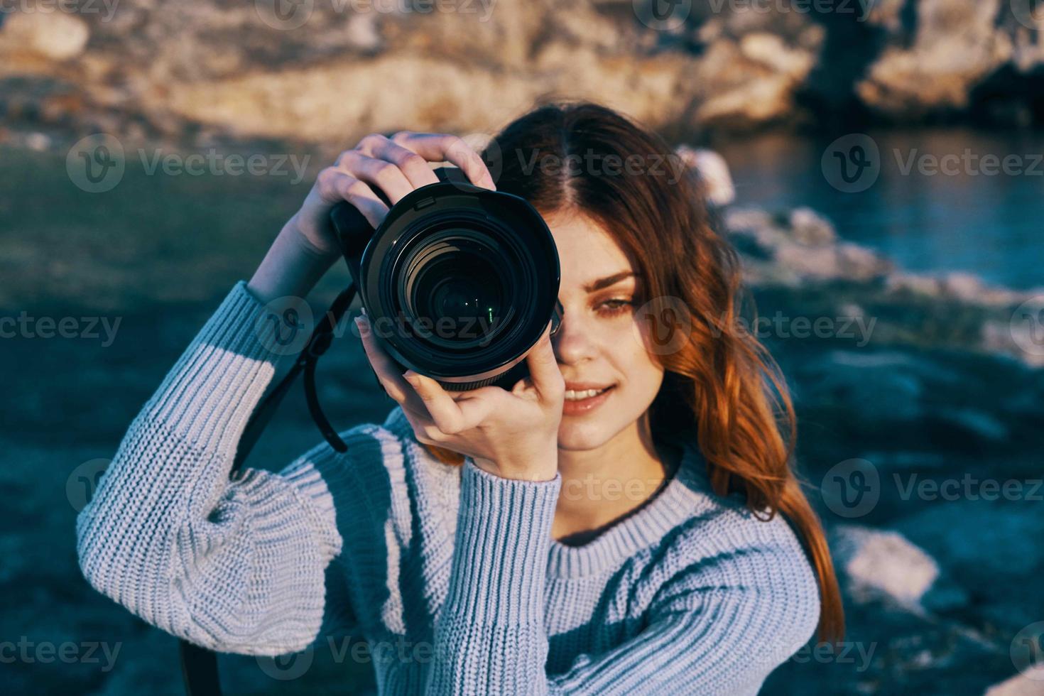 Pelirrojo mujer fotógrafo naturaleza rocoso montañas profesional foto